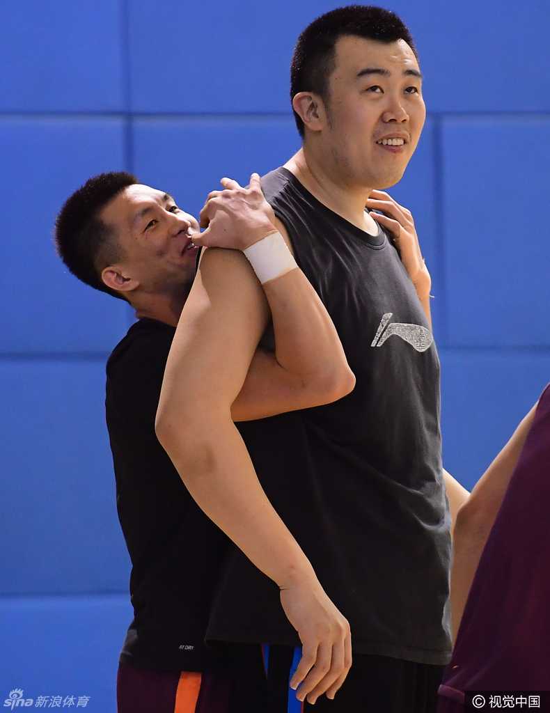 主帅郭士强神情严肃地站在场边，正对着弟子们面授机宜，双手比划着战术跑位，细节之处尽显名帅风范。