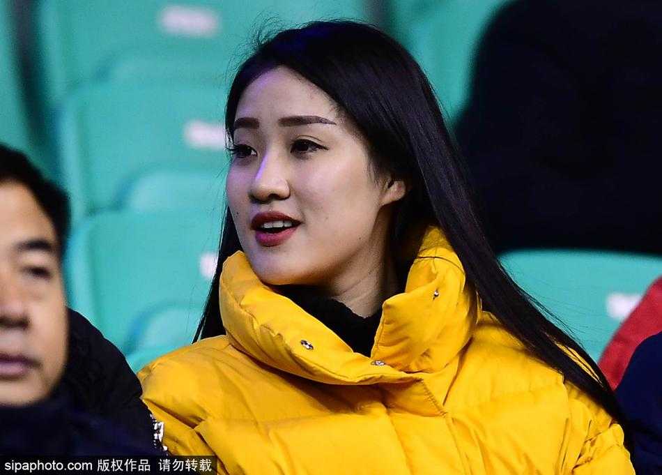 辽宁男篮最美女球迷现场助阵 孙婉晴身着一袭白色外套,在本溪体育馆的看台上显得格外清纯动人,她双手举着写有‘辽宁必胜’的加油手牌,眼神中充满了对主队获胜的渴望。