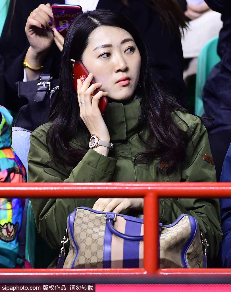 辽宁男篮最美女球迷现场助阵 在人群之中,孙婉晴拿出手机记录下赛场的精彩瞬间,她身后的球迷们或欢呼或紧张,而她依然保持着那份独特的宁静与优雅,仿佛想把这一刻的美好永远留存。