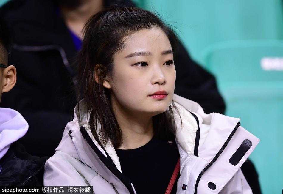 辽宁男篮最美女球迷现场助阵 比赛进入胶着状态,孙婉晴的表情也随之变得凝重起来,她紧紧抿着嘴唇,目光紧紧锁定在正在运球的辽宁队员身上,此刻的她已经完全沉浸在紧张激烈的比赛氛围中。