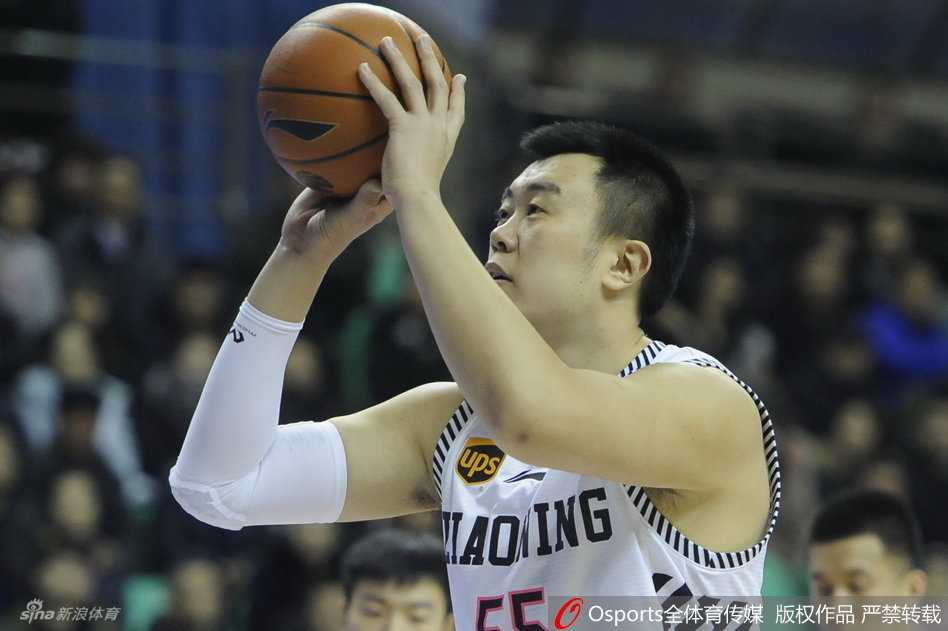 郭艾伦略显急躁挥手指挥跑位，额头汗珠晶莹折射灯光