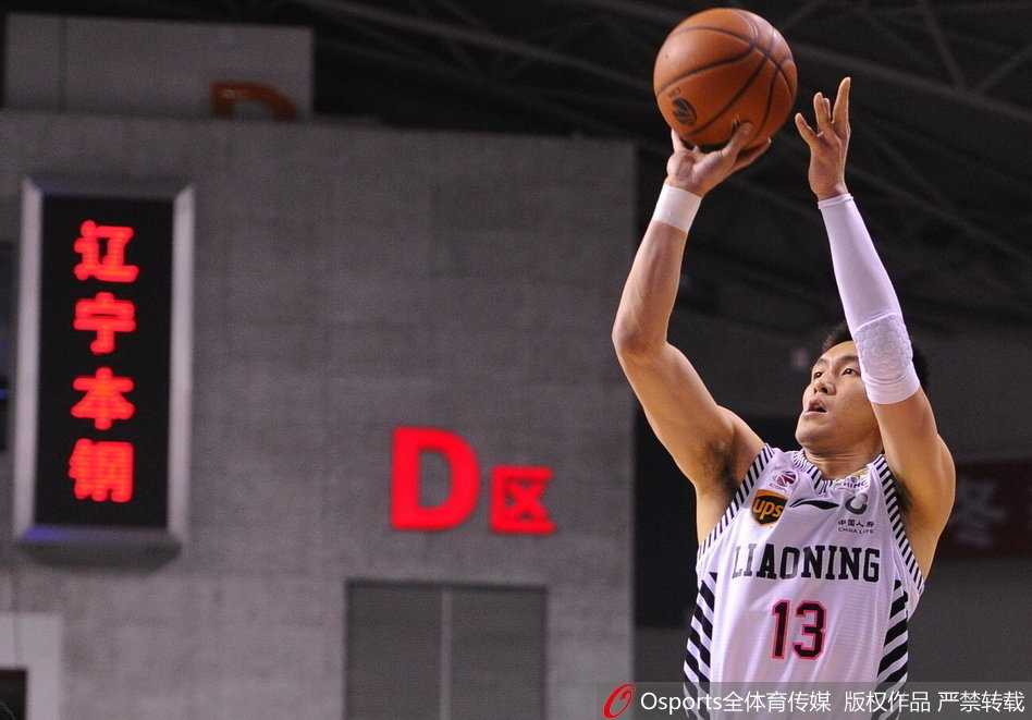 巴斯如泰山压顶般在天津队内线完成单手劈扣，对手的防守在他面前形同虚设，篮筐也因他的暴力美学而颤抖。