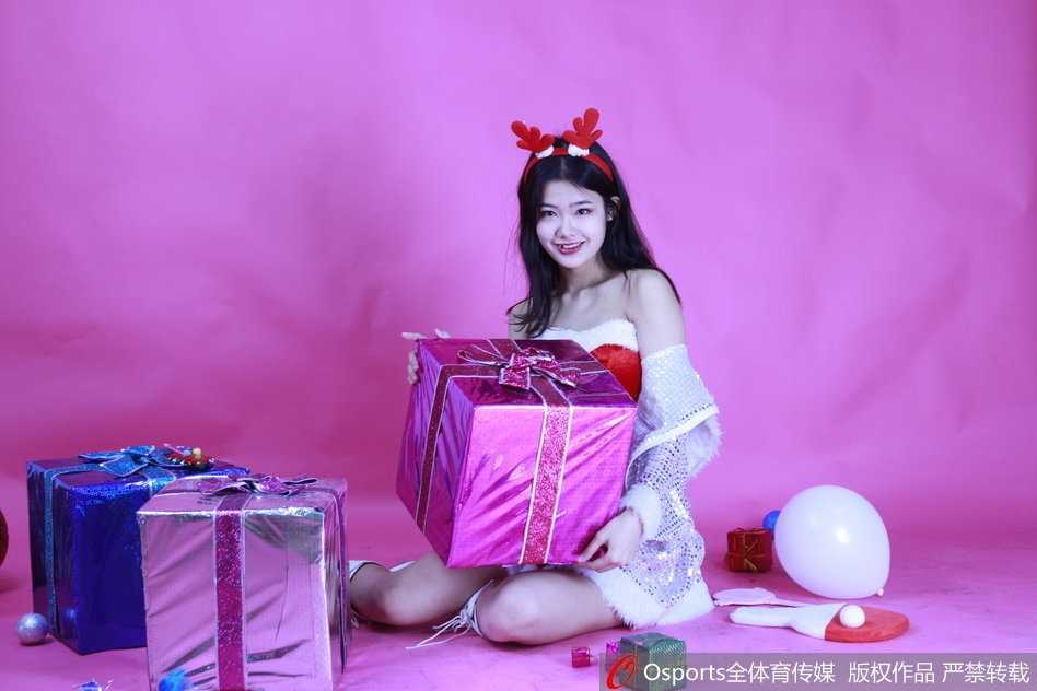 辽宁飞豹篮球宝贝圣诞写真:寒冬里的热舞精灵,用笑容融化赛场 辽宁飞豹啦啦队成员集体亮相,她们整齐地摆出俏皮的舞蹈手势,红白配色服装在镜头下显得格外亮眼,充满青春气息。