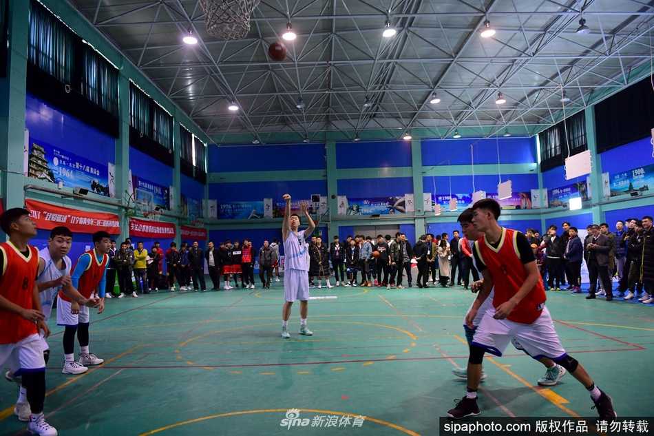 赛后，身着蓝色战袍的冠军队员们与对手亲切握手致意，青春洋溢的脸庞上写满了自豪，胜负之外，友谊与体育精神在赛场绽放。