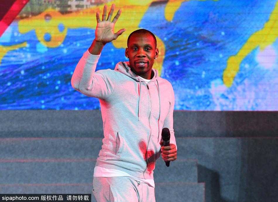 郭士强、哈德森与肇俊哲在活动背景板前并肩合影，三位辽沈体育英雄的同框成为当天最珍贵瞬间