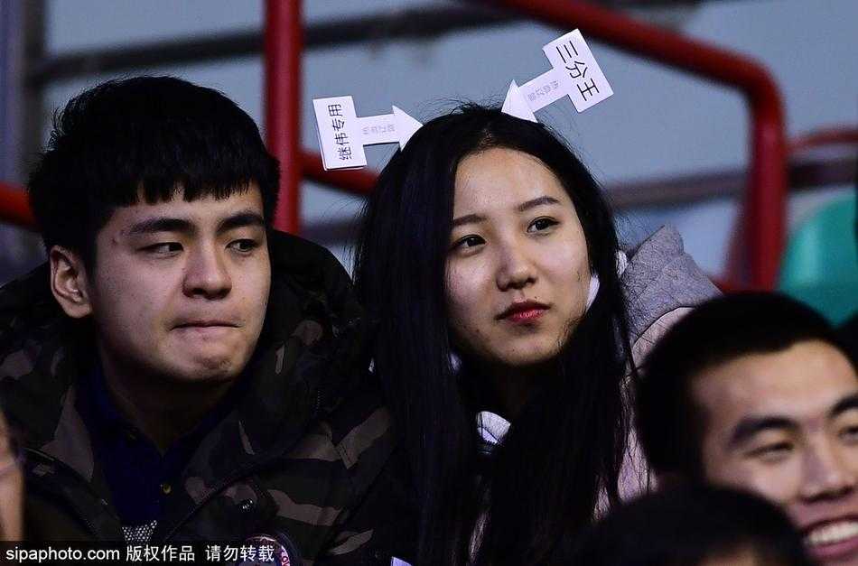 辽疆大战之外的风景 本溪赛场美女球迷巧笑嫣然 这位戴着精致耳饰的女球迷在比赛间隙露出了灿烂的笑容,或许是被现场吉祥物的搞怪动作逗乐,又或许是为辽宁队的出色发挥感到由衷的欣喜。她的笑容极具感染力,仿佛让整个球馆的温度都上升了几度。