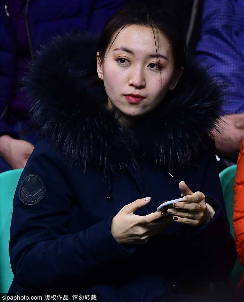 辽疆大战之外的风景 本溪赛场美女球迷巧笑嫣然 镜头拉近,这位戴着黑框眼镜的知性美女在人群中格外显眼。她微微侧身,嘴角扬起一抹恬淡的微笑,似乎在和朋友讨论着刚才场上发生的激烈对抗,那份从容与优雅与球馆内的喧嚣形成了一种奇妙的反差。