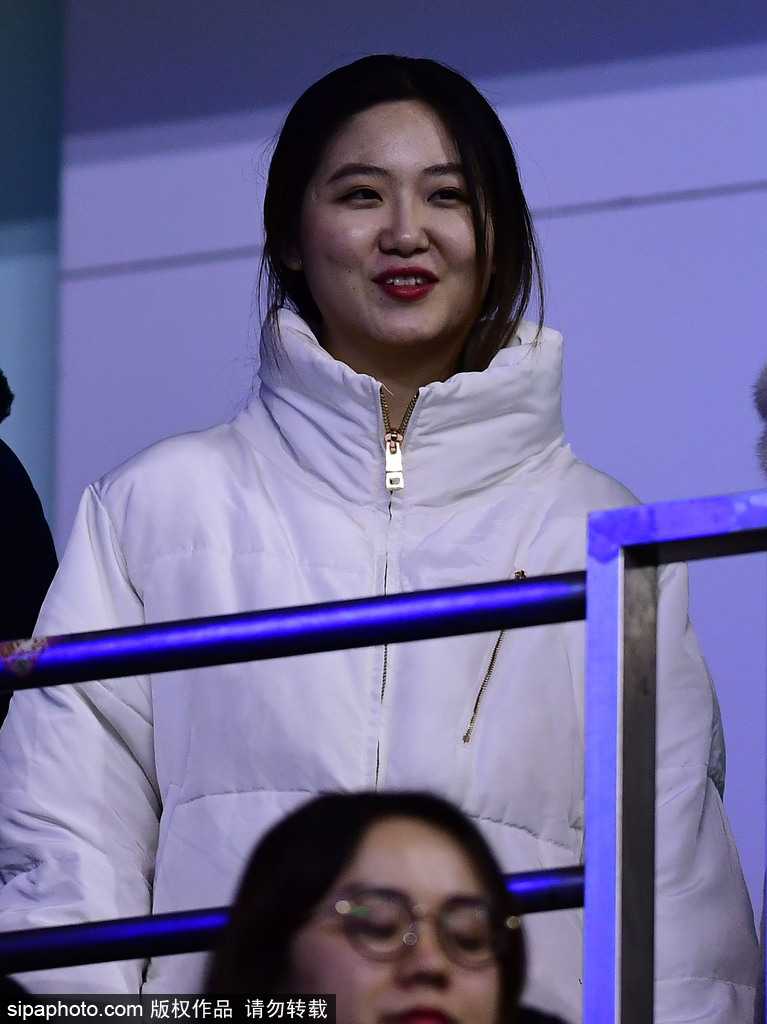 辽疆大战之外的风景 本溪赛场美女球迷巧笑嫣然 最后这位美女球迷戴着时尚的毛线帽,她目光炯炯地盯着场内,双手自然地放在膝上。从她专注的神情可以看出,她完全沉浸在了这场辽疆大战的紧张氛围中,此时此刻,她和身边数千名球迷一样,只为篮球而动情。