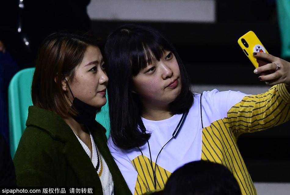 辽疆大战之外的风景 本溪赛场美女球迷巧笑嫣然 在人群的缝隙中,另一位留着齐刘海的清秀女球迷被捕捉到了镜头。她身着浅色上衣,安静地坐在座位上,即使周围是狂热的球迷,她依然保持着温婉的神情,如同喧嚣中的一股清流,静静地欣赏着这场篮球盛宴。