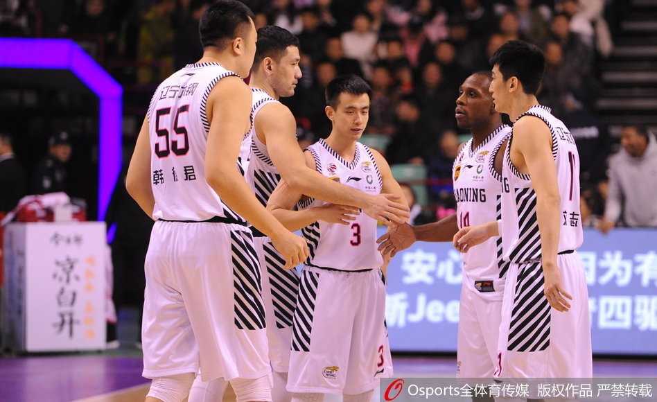 新疆队李根在失去平衡的情况下，依然凭借强壮的身体倚住防守，艰难地将球抛向篮筐，展现出卫冕冠军球员不屈的斗志。