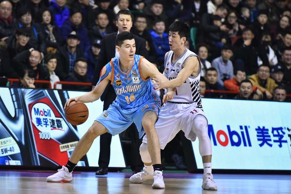 亚当斯在失去平衡的瞬间，依然凭借超强的个人能力将球投向篮筐，但面前是辽宁队如同遮天蔽日般的防守手掌，仿佛在诉说他今晚独木难支的困境。