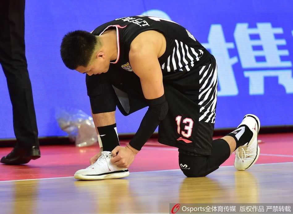 辽篮上演惊天逆转,哈德森下半场爆发引领客场胜利 郭艾伦在高速推进中面对两人包夹,他闲庭信步般送出手术刀式直塞,助攻队友轻松上篮,尽显顶级后卫的视野与魄力。