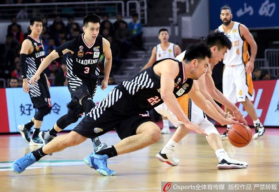 辽篮上演惊天逆转,哈德森下半场爆发引领客场胜利 巴斯旱地拔葱,在山西内线群中上演惊天补扣,单手狠狠将球砸进篮筐,整个球馆瞬间被他的暴力美学点燃。