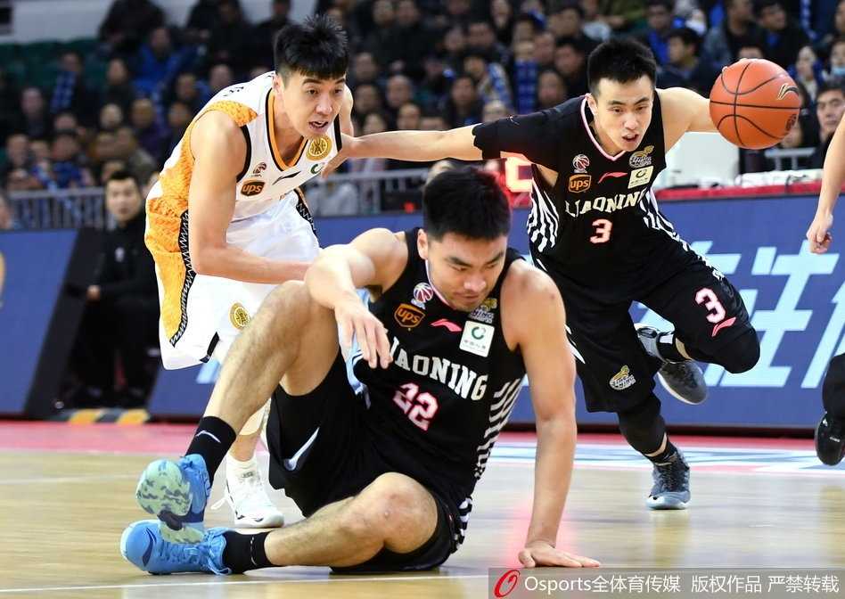 辽篮上演惊天逆转,哈德森下半场爆发引领客场胜利 钟诚在底角稳稳出手三分,皮球划过一道完美弧线空心入网,这一刻他挥拳怒吼,成为辽宁队反超比分的关键X因素。