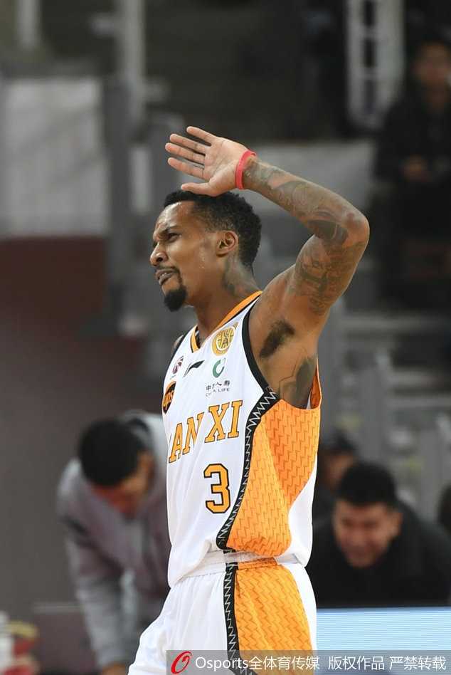 辽篮上演惊天逆转,哈德森下半场爆发引领客场胜利 李晓旭在肌肉丛林中高高跃起,用标志性的点抢动作生生从斯科拉头上摘下前场篮板,为辽宁队拼出宝贵的二次进攻机会。