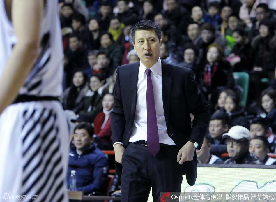 赵继伟外线出手，皮球划过一道完美弧线，在对手封盖到来前精准飞向篮筐