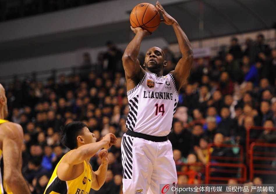 韩德君末节披挂上阵，巨塔般镇守篮下，他一出场便让辽宁球迷吃下了定心丸