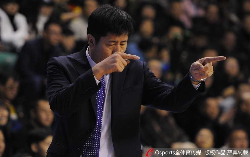 兰多夫内线强攻巴斯，肌肉碰撞火花四溅，这场老友对决充满了原始的篮球激情