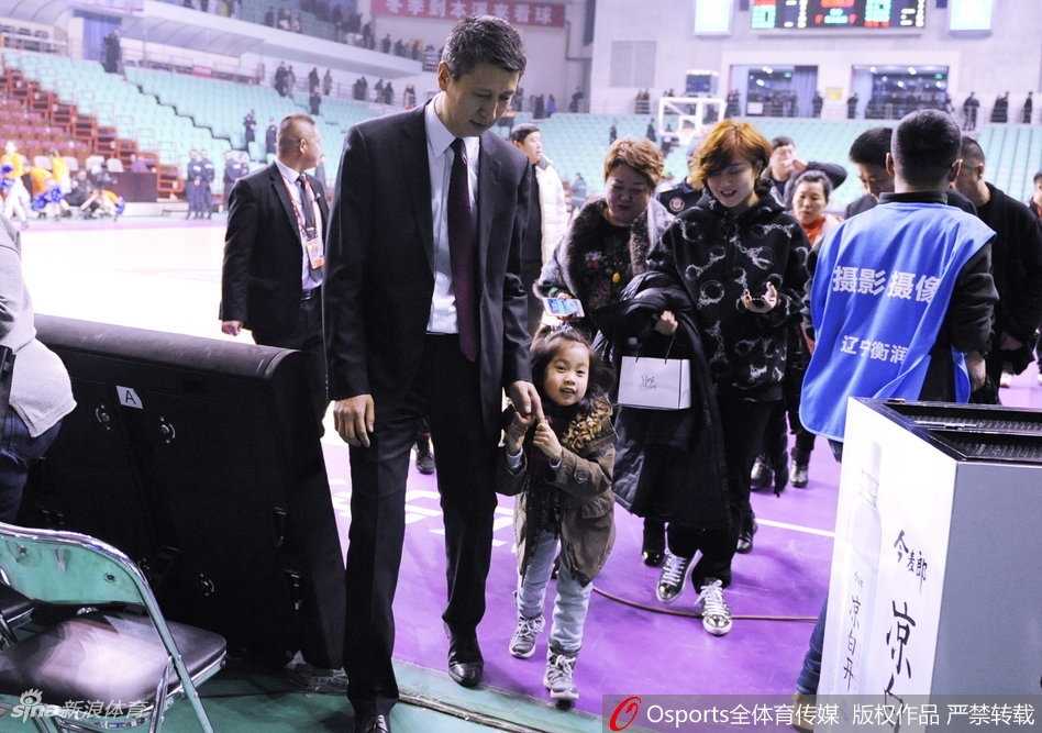 辽篮主场取胜后温暖一幕 郭士强怀抱爱女共享荣耀时刻 赛场灯光下,辽宁队主帅郭士强西装笔挺,怀中抱着可爱的女儿准备退场,小公主扎着俏皮的小辫子,好奇地望着四周还未散去的观众,父女俩构成一幅温馨的画面