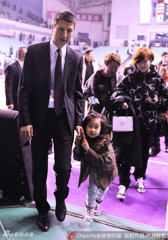 辽篮主场取胜后温暖一幕 郭士强怀抱爱女共享荣耀时刻 郭士强单手稳稳抱着女儿,小姑娘穿着厚厚的冬装,肉嘟嘟的小脸躲在父亲的肩膀后,只露出一只圆溜溜的大眼睛,仿佛在玩捉迷藏,模样十分惹人怜爱