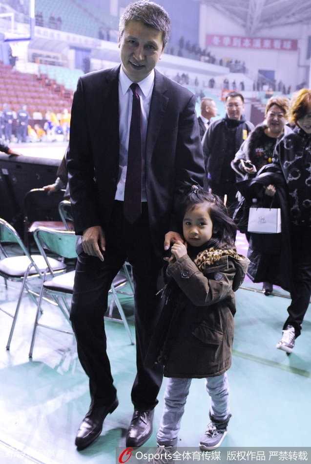 辽篮主场取胜后温暖一幕 郭士强怀抱爱女共享荣耀时刻 面对镜头,小姑娘显得有些害羞,小手紧紧抓着父亲的大手,而郭士强则微微侧身,用身体护着女儿,脸上露出温暖而憨厚的笑容,与赛场边指挥时的严肃表情判若两人