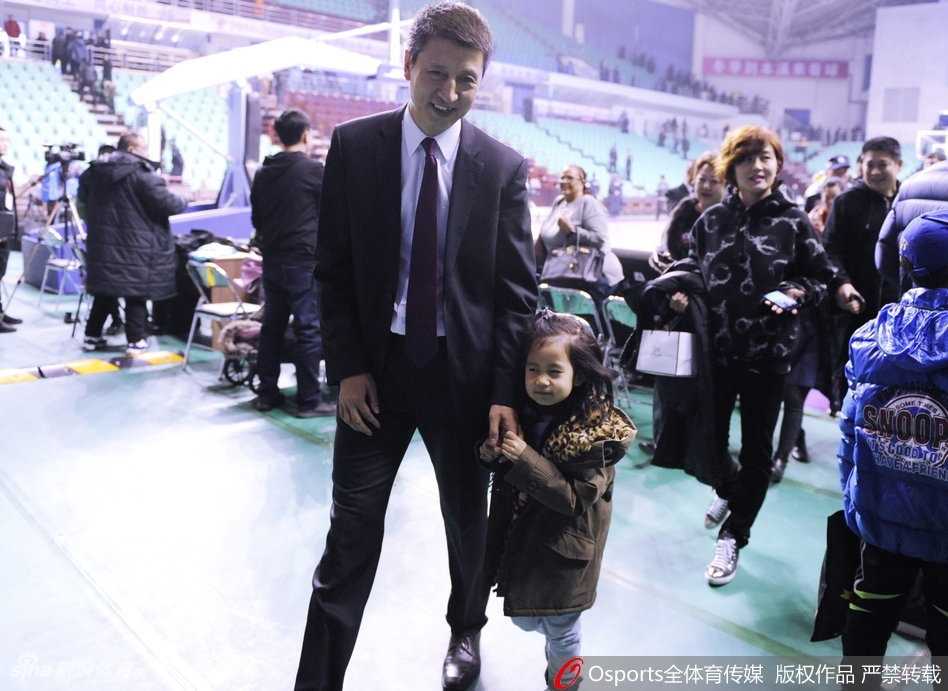 辽篮主场取胜后温暖一幕 郭士强怀抱爱女共享荣耀时刻 通道的灯光将父女俩的影子拉得很长,郭士强一边走一边低头温柔地看着怀里的女儿,似乎在小声询问她今晚开不开心,小女孩则安静地趴在爸爸肩头,画面定格在这充满父爱的一刻