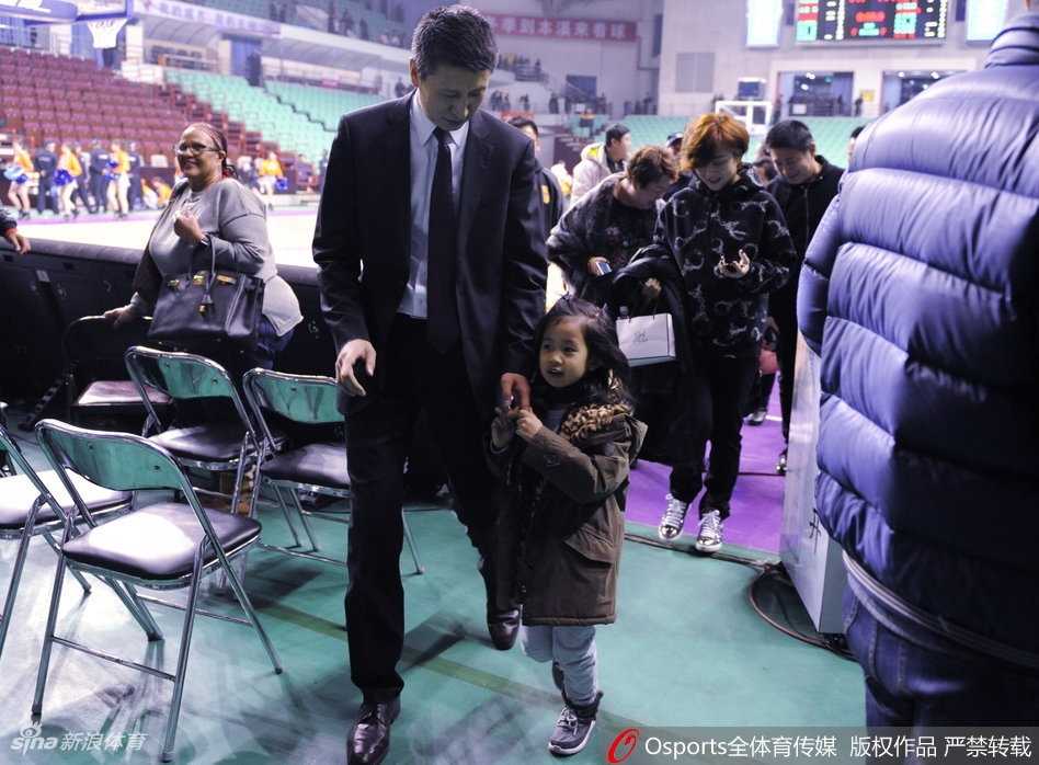 辽篮主场取胜后温暖一幕 郭士强怀抱爱女共享荣耀时刻 聚光灯打在离场的通道上,郭士强抱着女儿大步流星地走着,怀里的孩子紧紧搂着爸爸的脖子,身后是逐渐散去的观众看台,喧嚣散去,只剩下属于父子俩的宁静时光