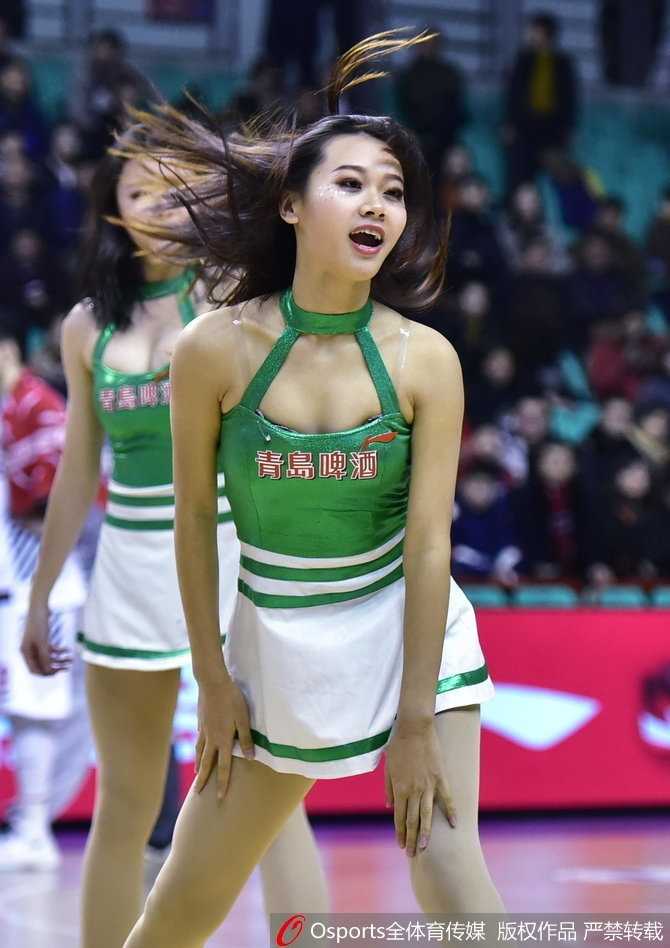 辽篮主场大捷之夜 篮球宝贝热舞点燃冬日激情 篮球宝贝扎着清爽马尾,身着亮黄色助威服,面对镜头露出沁人心脾的甜美笑容,仿佛冬日里的一缕暖阳。