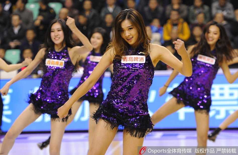 表演结束后，篮球宝贝们向着看台挥手致意，感谢球迷们的热情支持，她们真诚的笑容拉近了与观众的距离，让整个球馆充满了温馨与感动。