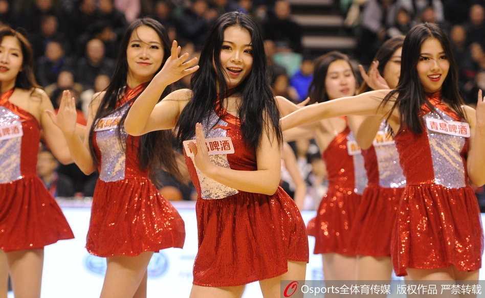 一个高难度的托举动作引来现场惊呼，篮球宝贝们展现出力与美的结合。她们默契的配合和专业的表演，丝毫不逊色于场上的运动员。