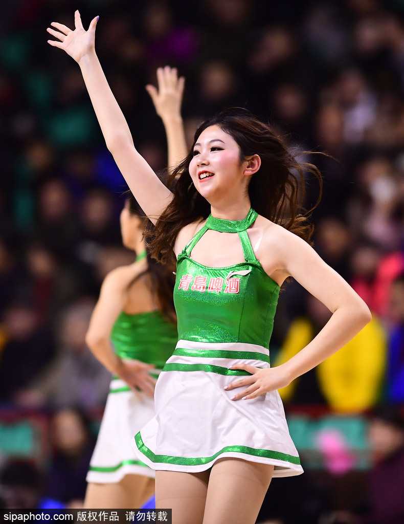 镜头拉近，一位啦啦队员露出灿烂自信的微笑，她在舞动中仿佛忘却了冬日的寒冷，用专业且富有感染力的表现诠释着篮球宝贝的独特魅力。