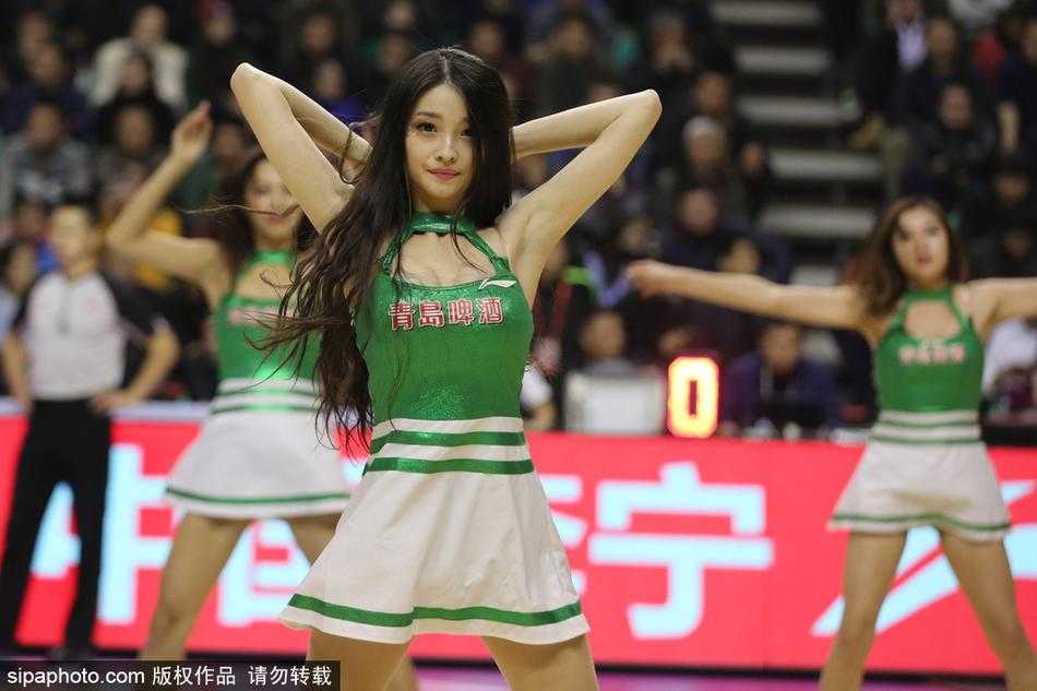 表演结束后，啦啦队员们面带微笑向观众席致意，她们青春洋溢的身影与身后巨大的辽宁队徽交相辉映，定格了那个赛季主场最动人的瞬间。