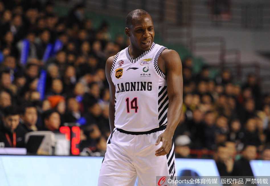 广州队外援桑尼·萨卡基尼在严密的防守下强行突破，他眼神坚毅，如同永动机一般冲击着辽宁队的防线。