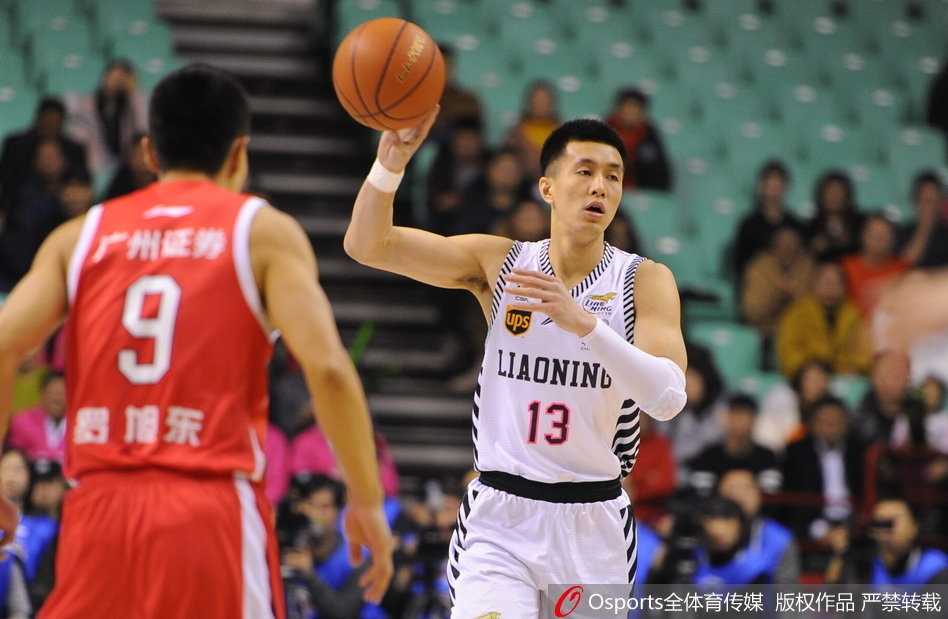 终场哨响，辽宁队球员神情落寞地走向替补席，而场地另一边的广州队则疯狂庆祝这场来之不易的客场胜利。