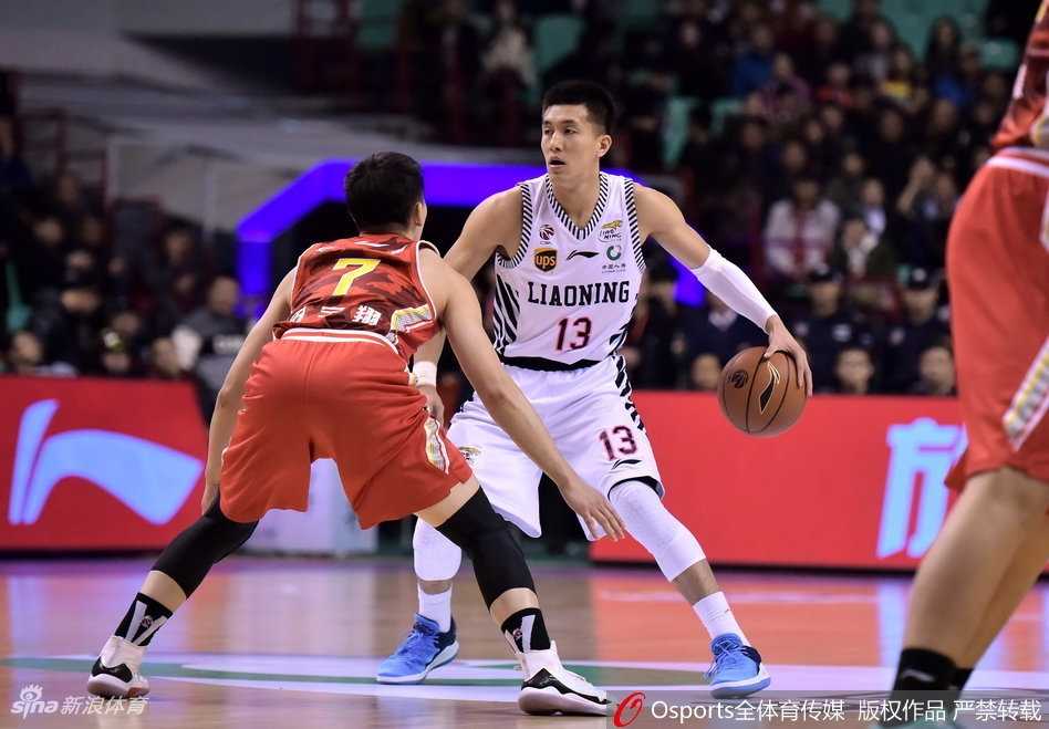 辽篮主场狂飙掀翻八一铁军 赛季开局强势取三连胜 哈德森在三分线外觅得良机,面对八一队员的飞身封堵,他眼神坚毅,手起刀落,皮划划过一道美妙弧线直钻网心。