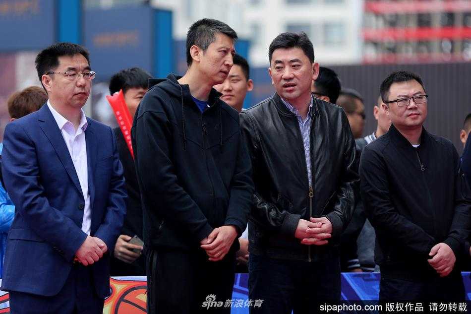 郭士强与辽宁体育局篮管中心副主任傅野一同现身开幕式现场，两人在背景板前亲切交流，神情轻松愉悦。