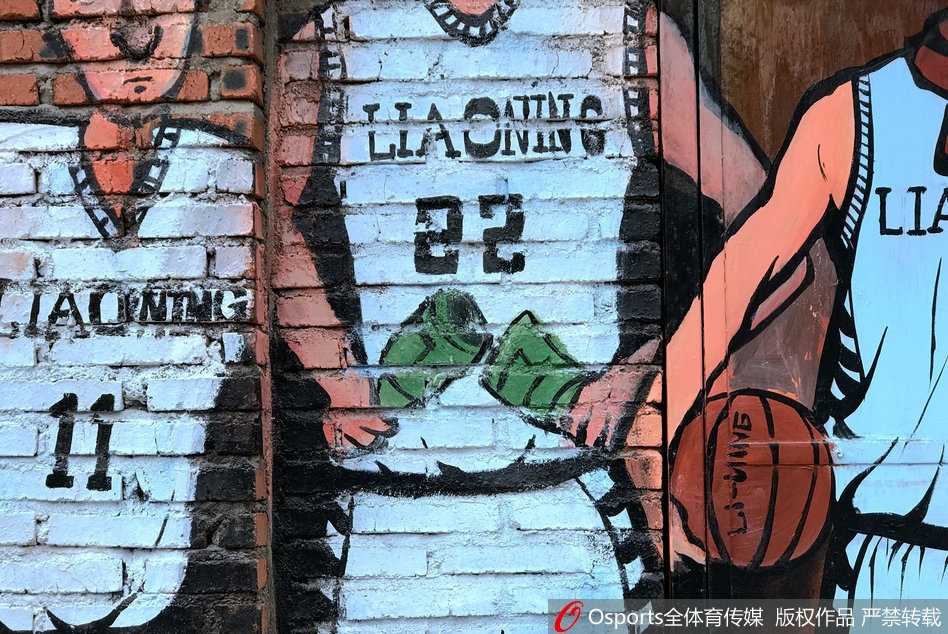 整面漫画墙全景展现辽篮群像，打造出最具烟火气的CBA街头篮球氛围