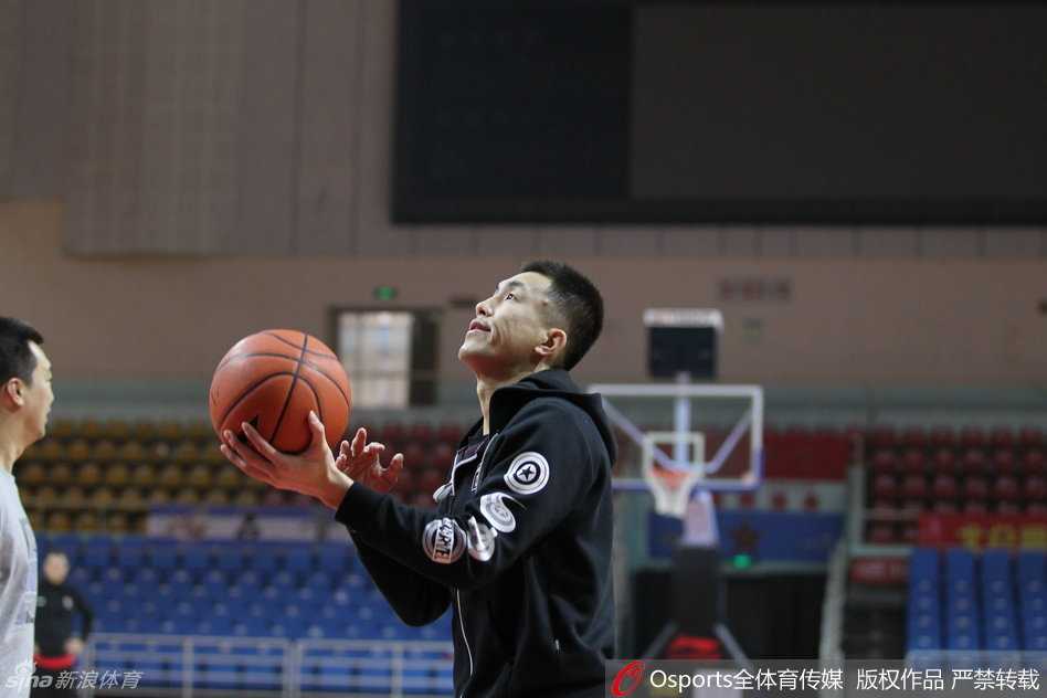 郭艾伦在训练中目光如炬，一次精准的中距离投篮在空中划出完美弧线，仿佛要将整个赛季的压力都投出去。