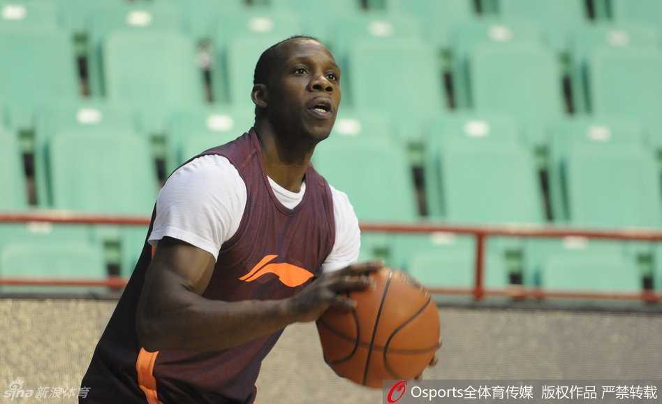 赵继伟场边双手持球准备投篮，目光如炬，随时待命为球队贡献火力。