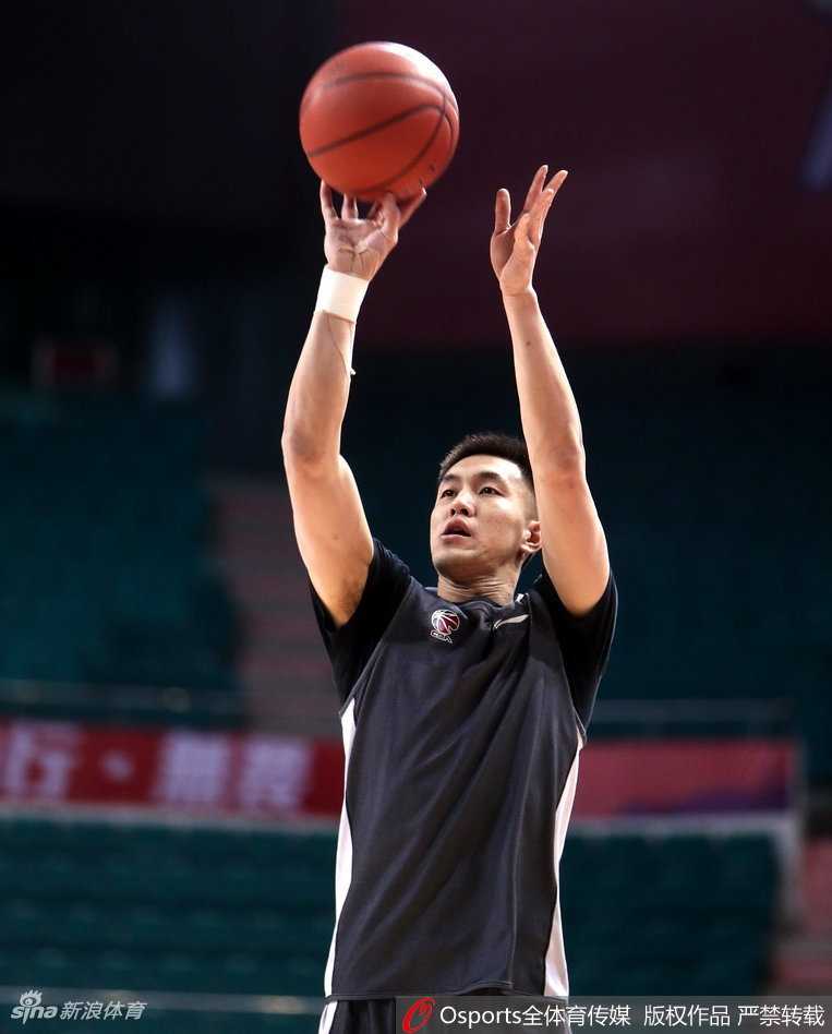 训练场上，郭艾伦眼神专注，手中篮球仿佛与他心意相通，即将划出完美弧线。