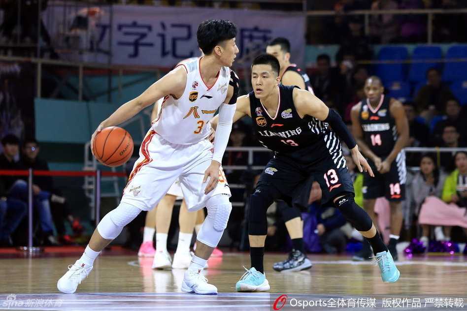 郭士强场边镇定指挥，双手拢在嘴边大声呼喊战术，他的每一次调度都关乎球队胜负走向。