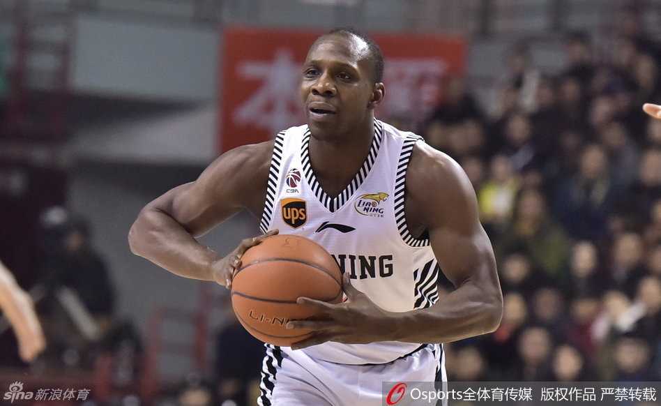 比赛暂停期间，郭艾伦与队友击掌相庆，脸上洋溢着自信的微笑，替补席上的赵继伟和杨鸣也起身为场上的队友加油鼓劲。