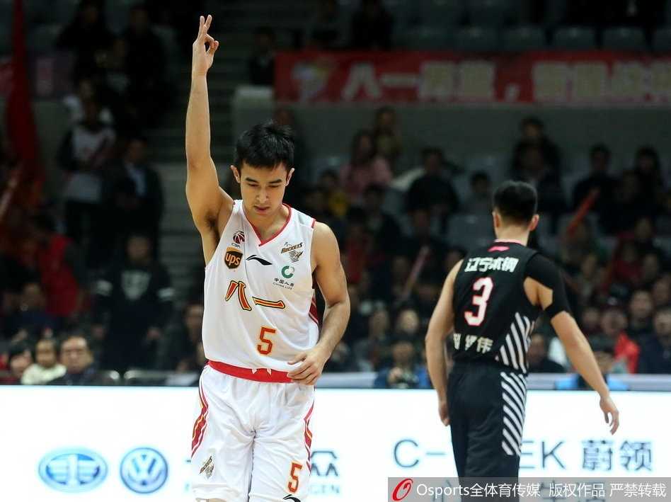 郭艾伦快速反击穿越防线，面对防守挑篮得手