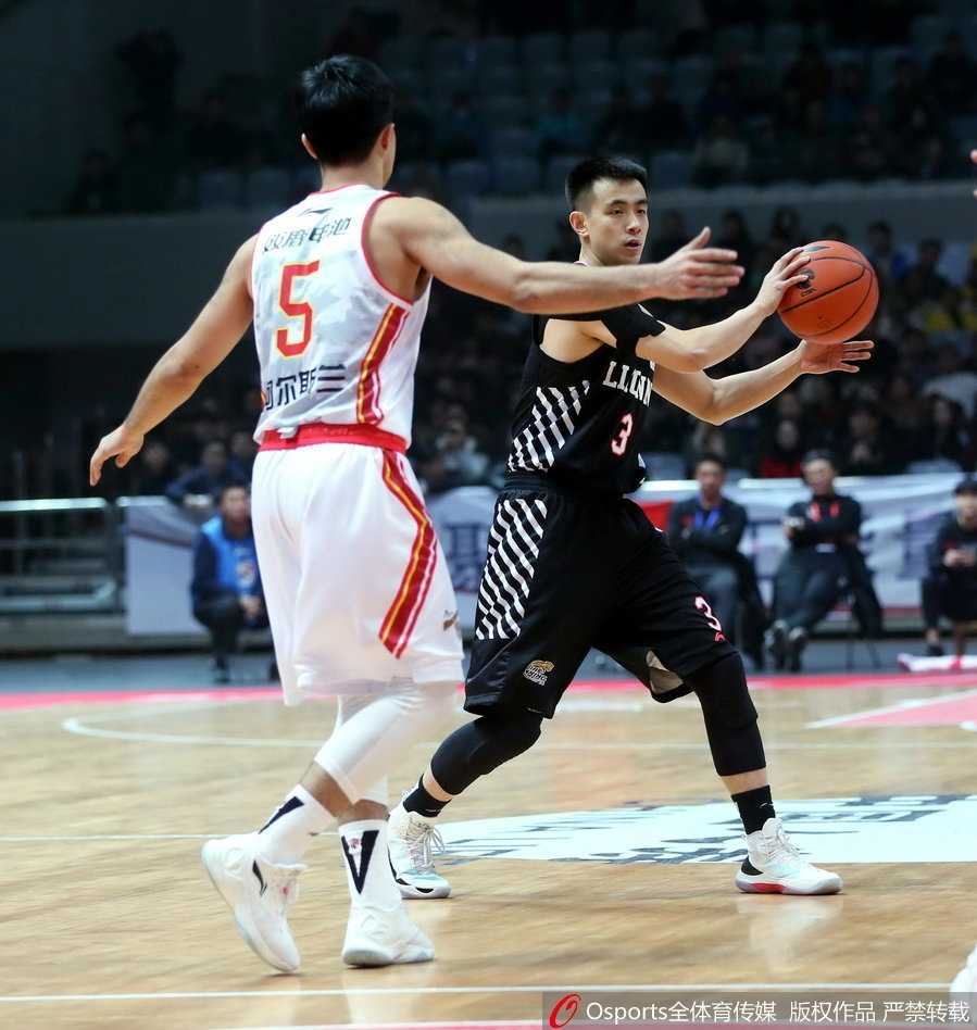 巴斯迎着许钟豪防守单臂隔人暴扣，霸气十足打成2+1
