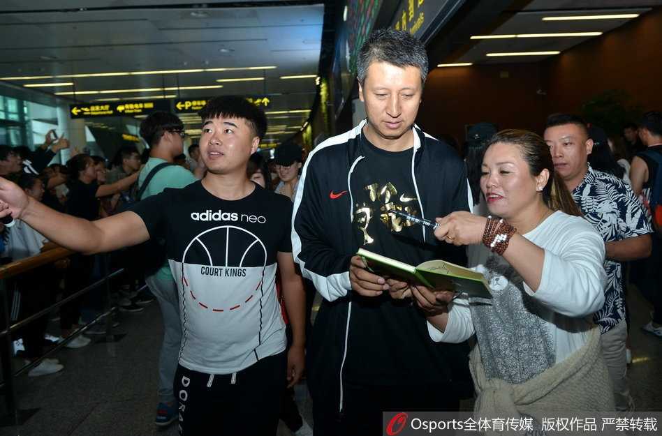 郭士强指导低头为小球迷认真签名，冠军教头温柔回馈家乡球迷热情