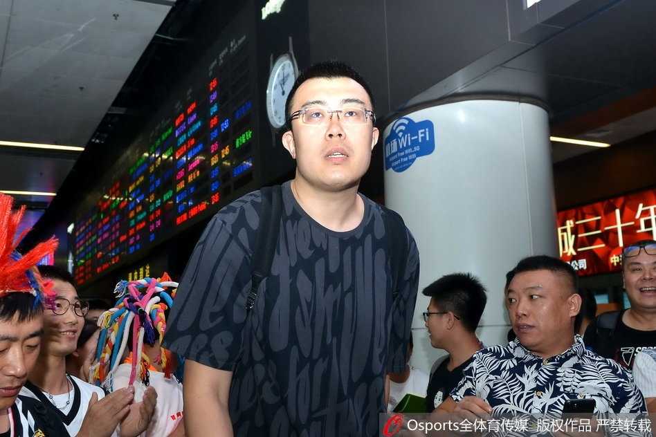 韩德君抱着金牌略显疲惫地前行，这位内线擎天柱为了冠军倾尽了所有体力