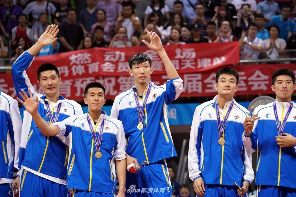 终场哨响瞬间，辽宁男篮全队沸腾，球员们激动地冲向场地中央，将他们的主帅郭士强高高抛起，空中定格的是胜利的喜悦与多年的释放。