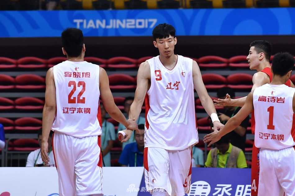 周琦在篮下高高跃起，在与新疆队外援的对抗中稳稳摘下前场篮板，手臂上的肌肉线条分明，这一刻他就是辽宁内线最可靠的屏障。