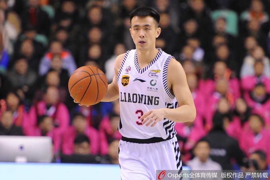 哈德森在三分线外觅得良机，无视扑防而来的对手，从容出手，篮球空心入网，全场三十一分是他引领球队前进的最好证明。