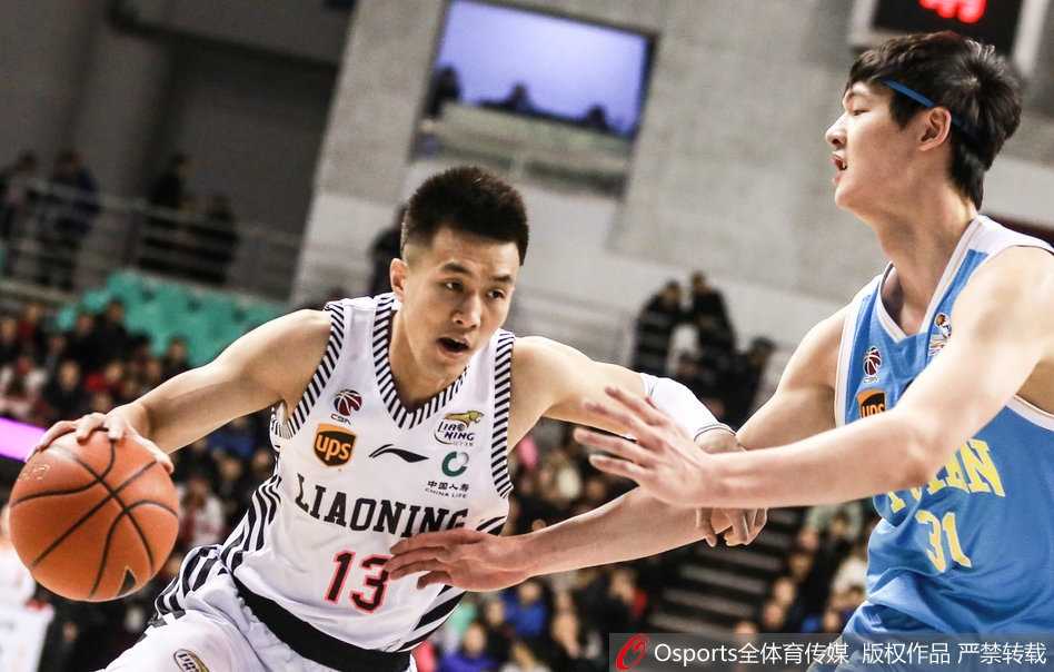 郭艾伦在福建队外援哈里斯的严防死守下，依然闲庭信步般地组织着球队的进攻，眼神中透露出必胜的决心。